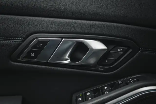 BMW 3 Series view 17