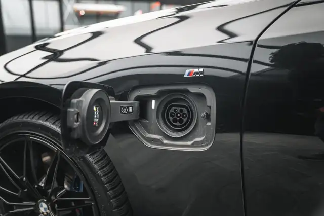 BMW 3 Series view 9