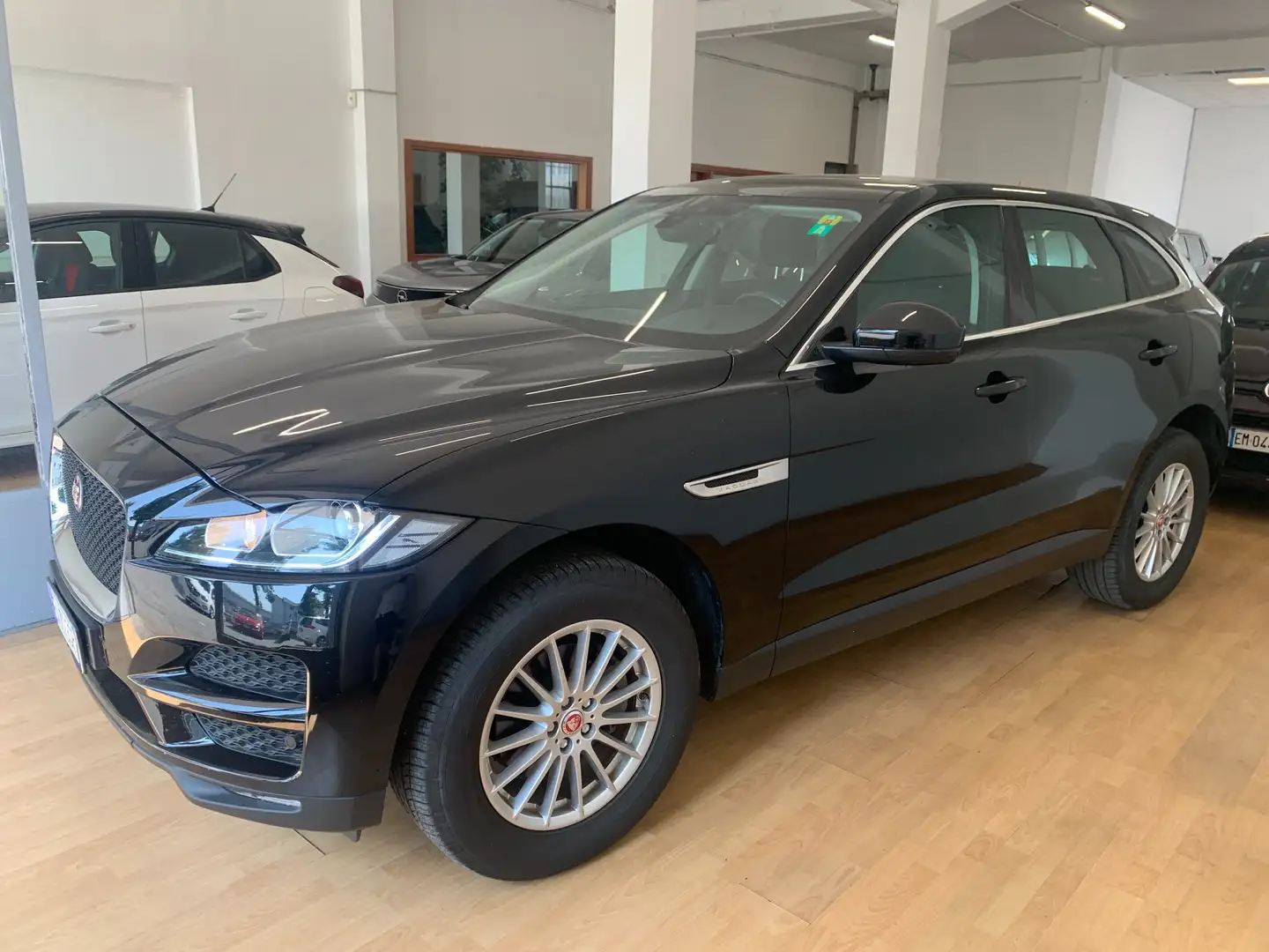 Jaguar F-Pace 2.0 i4 Portfolio awd 250cv automatica Nero - 1