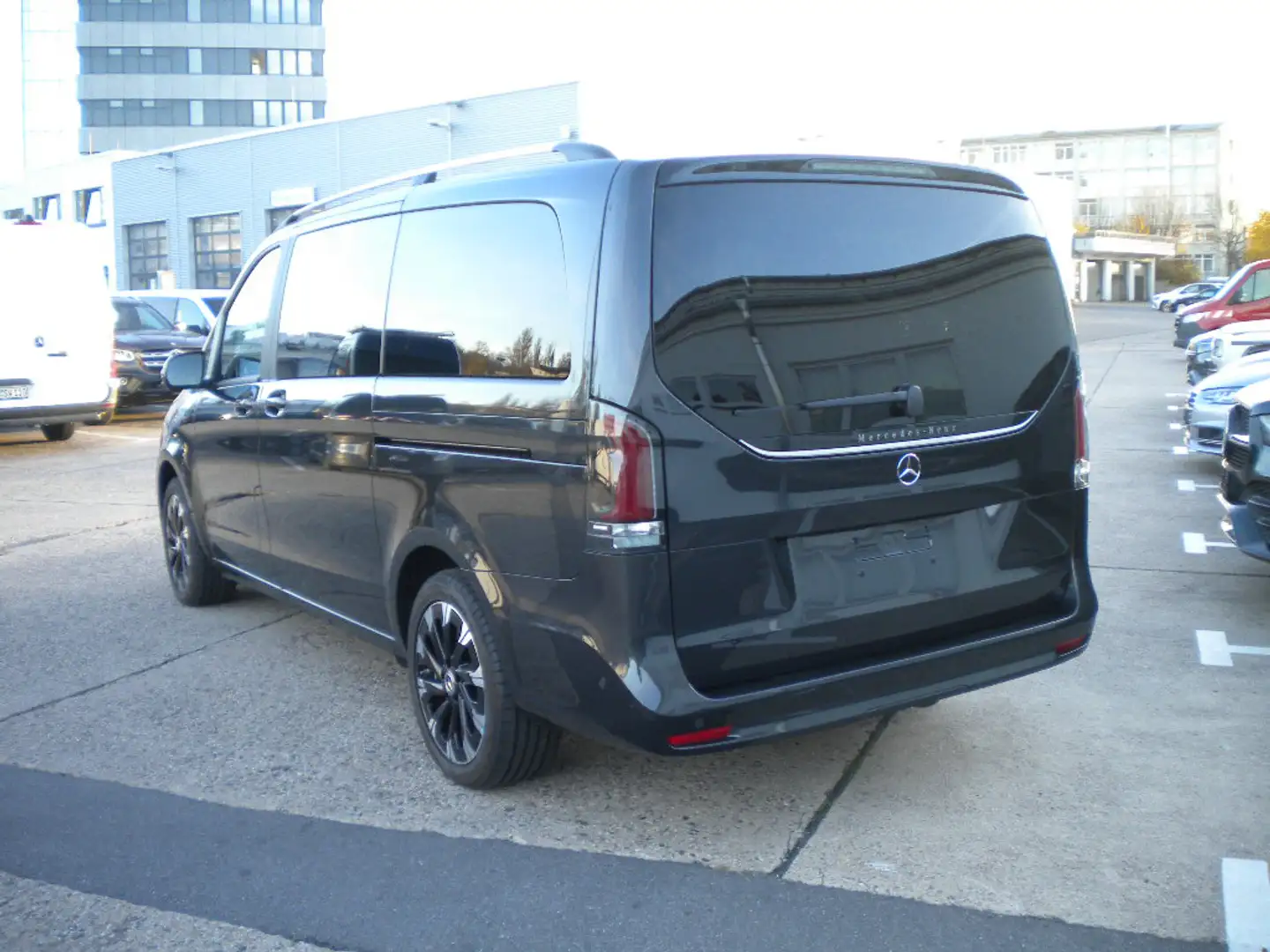 Mercedes-Benz V 300 STYLE 4x4 MBUX*Air*Sthzg*AHK*Tisch*M-Beam* Grau - 2