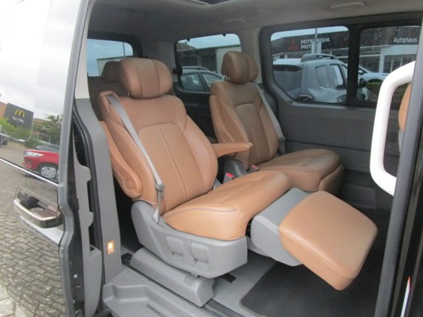 Hyundai STARIA Signature 2WD + Zugvorrichtung - 2