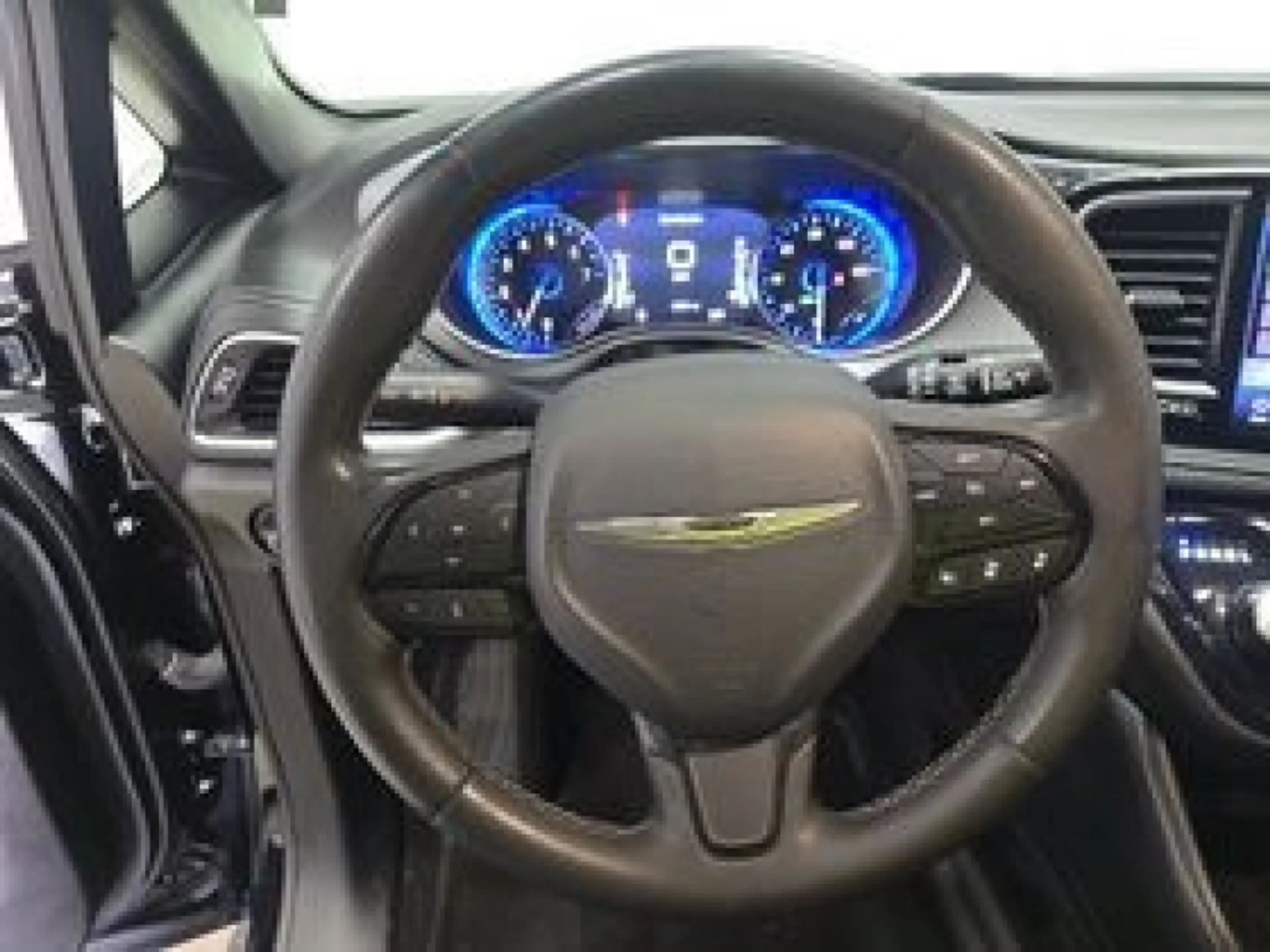 Chrysler Pacifica Limited AWD 7 seater — photo 3