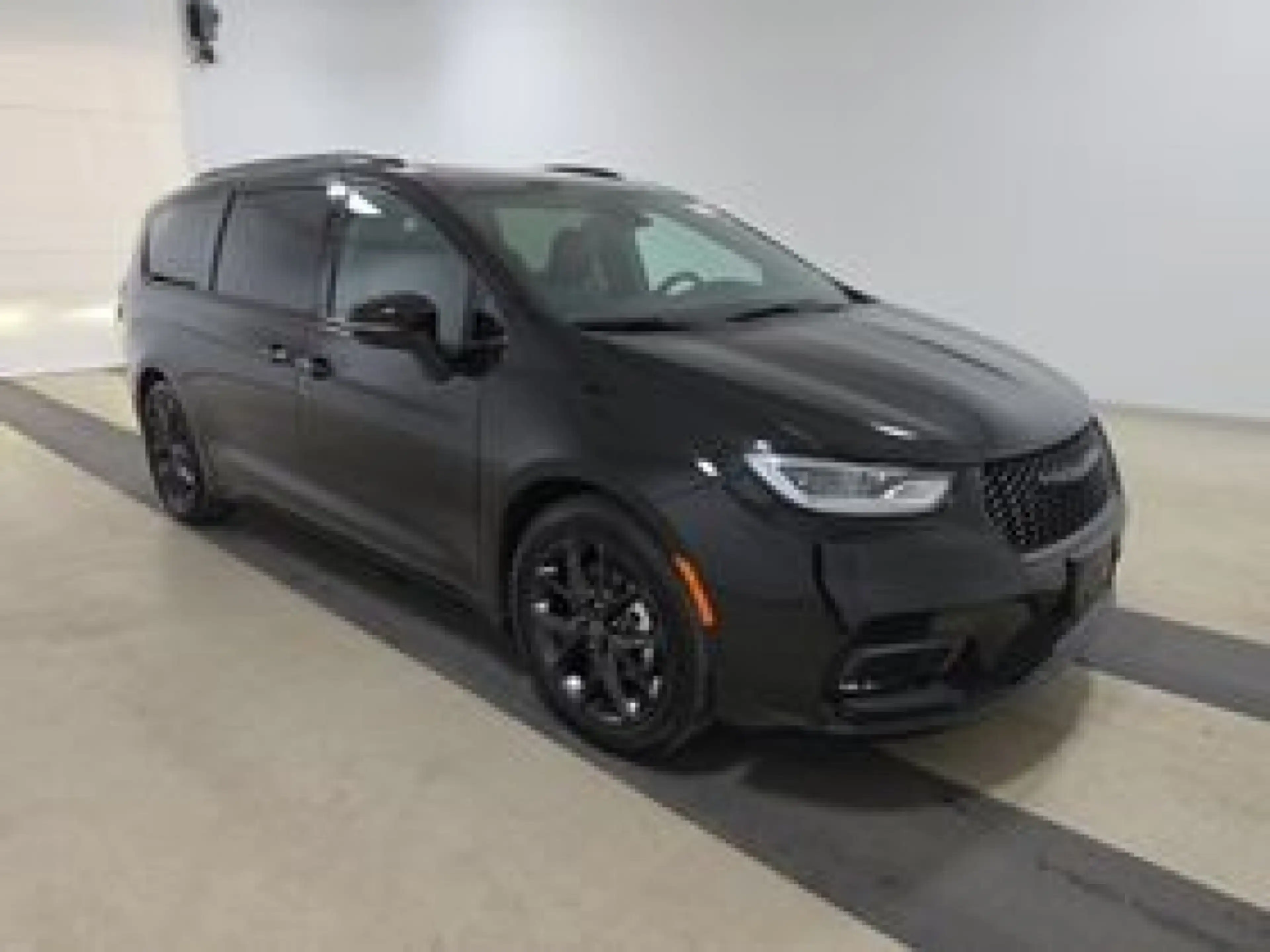 Chrysler Pacifica Limited AWD 7 seater — photo 2