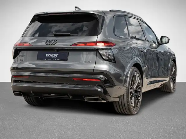 Audi Q7 view 12