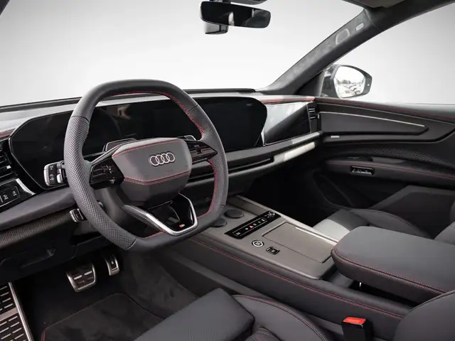 Audi Q7 view 7