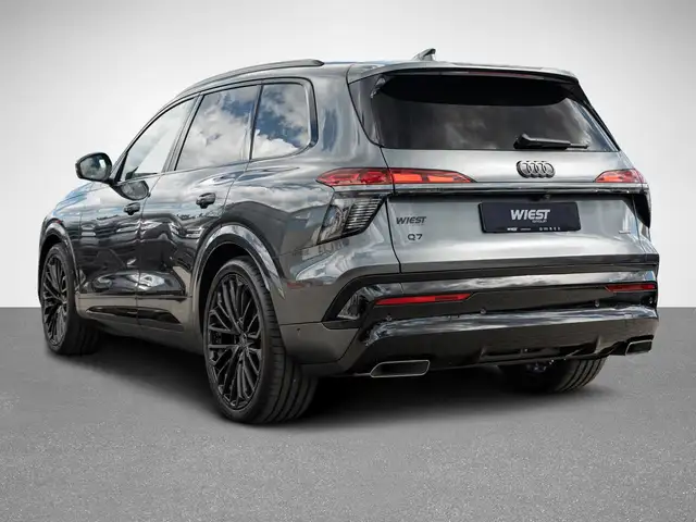 Audi Q7 view 4