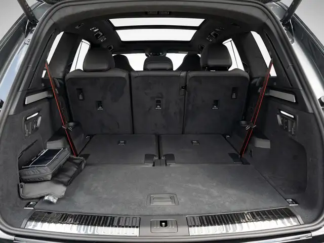 Audi Q7 view 10