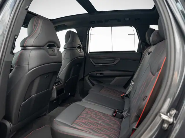 Audi Q7 view 9
