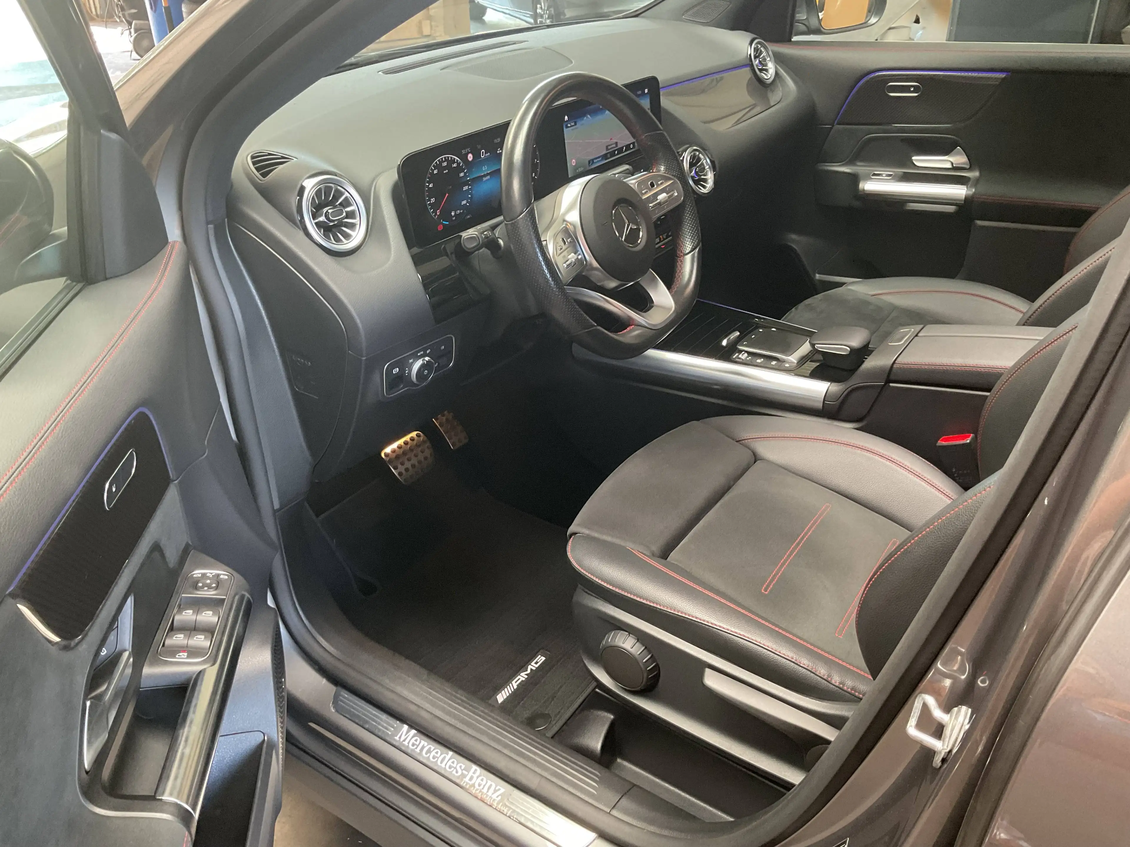 Mercedes-Benz GLA 180 AMG line - Panodak - Sfeerverlichting - Trekhaak - 3j WB — photo 10