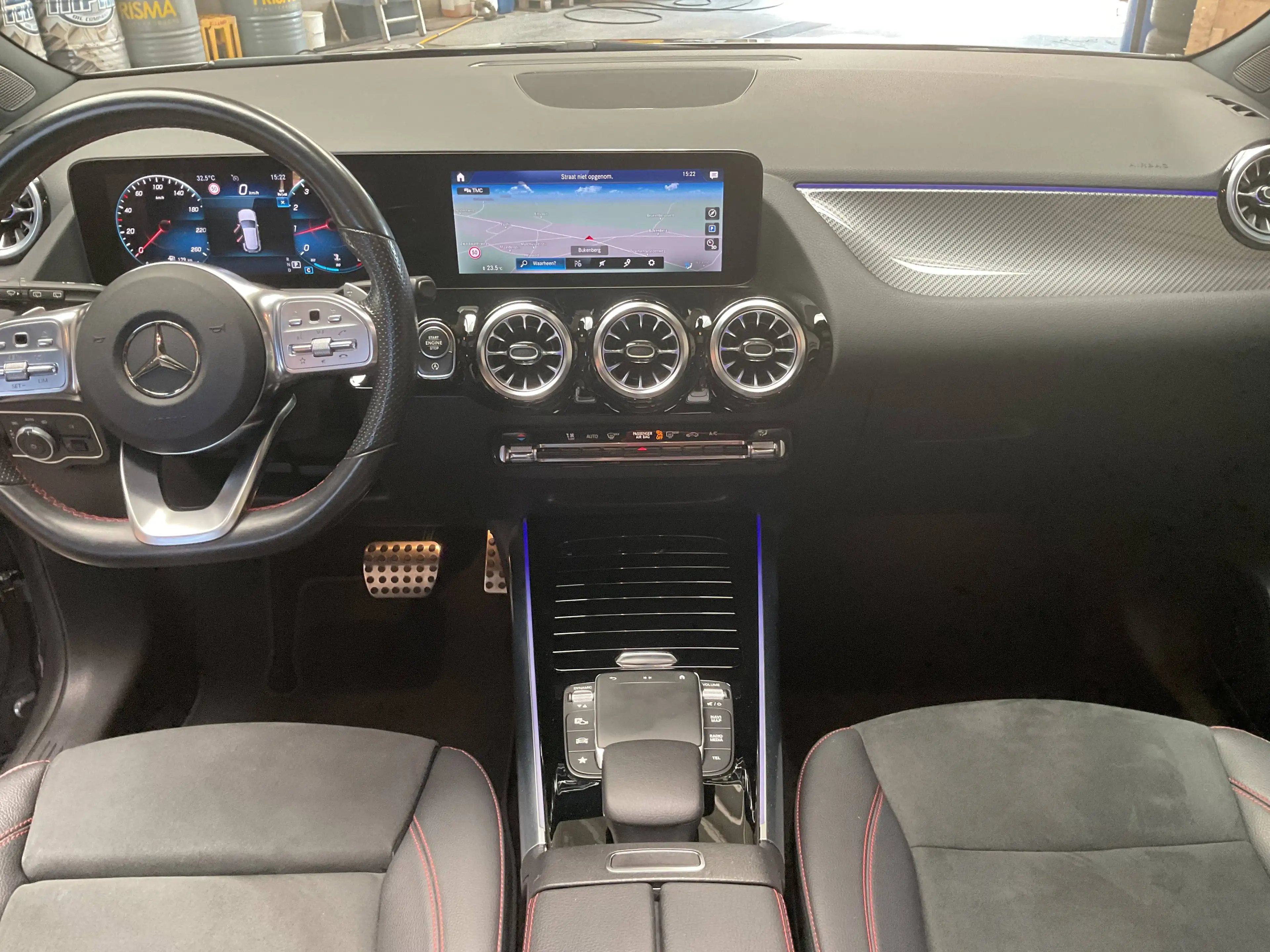 Mercedes-Benz GLA 180 AMG line - Panodak - Sfeerverlichting - Trekhaak - 3j WB — photo 11