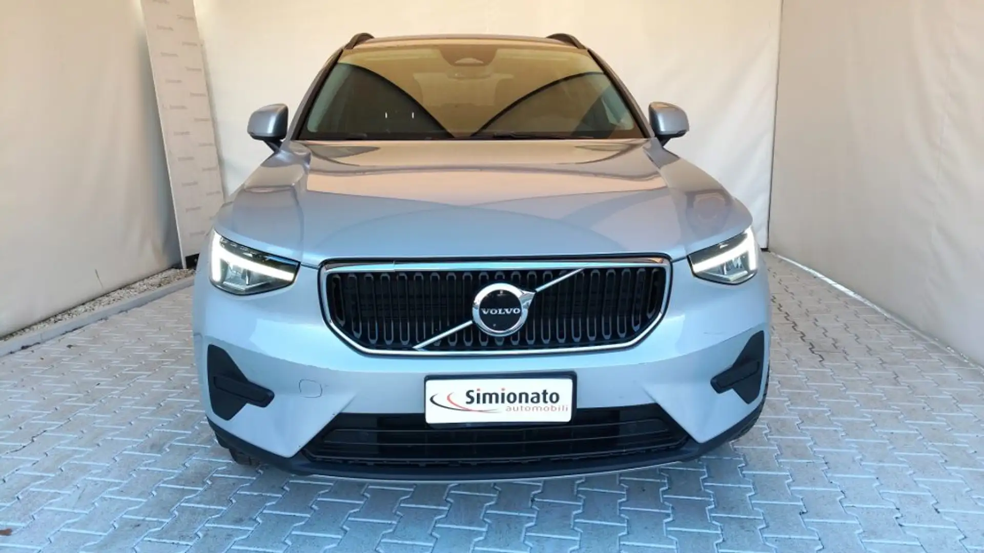 Volvo XC40 B3 automatico Essential Gris - 2