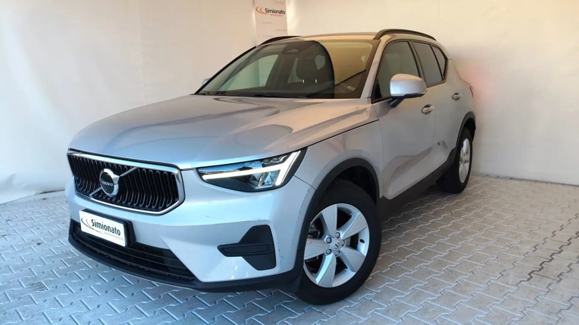 Volvo XC40 B3 automatico Essential Gris - 1