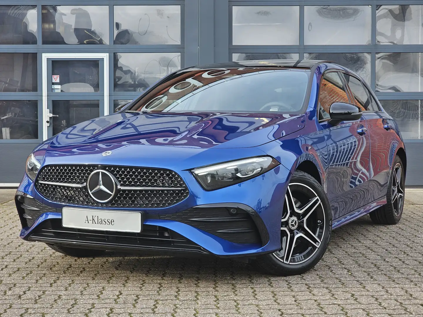 Mercedes-Benz A 250 A e AMG Line | Nightpakket | Panoramadak | Multibe Blauw - 2