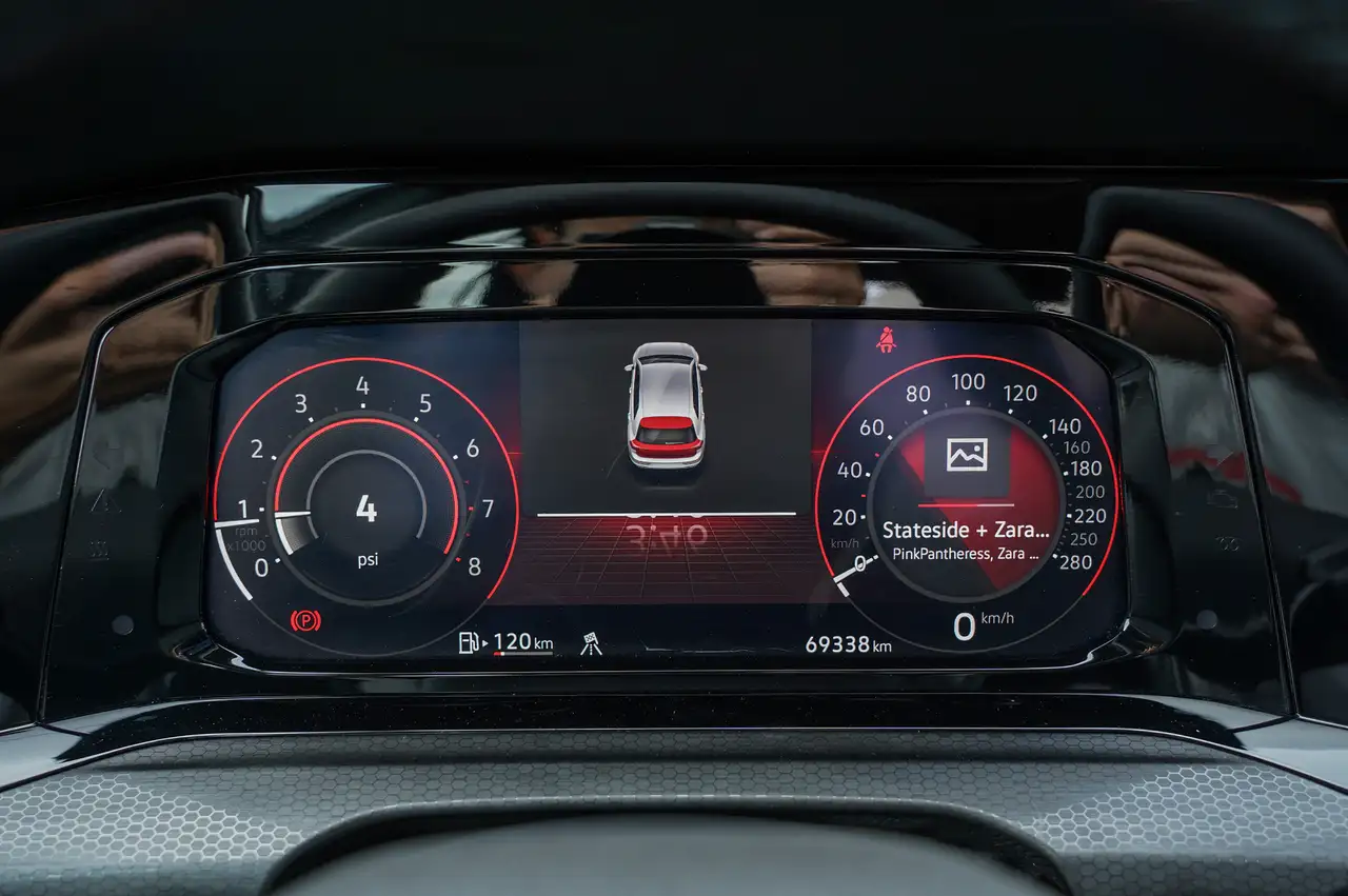 Volkswagen Golf GTI снимка Volkswagen Golf GTI