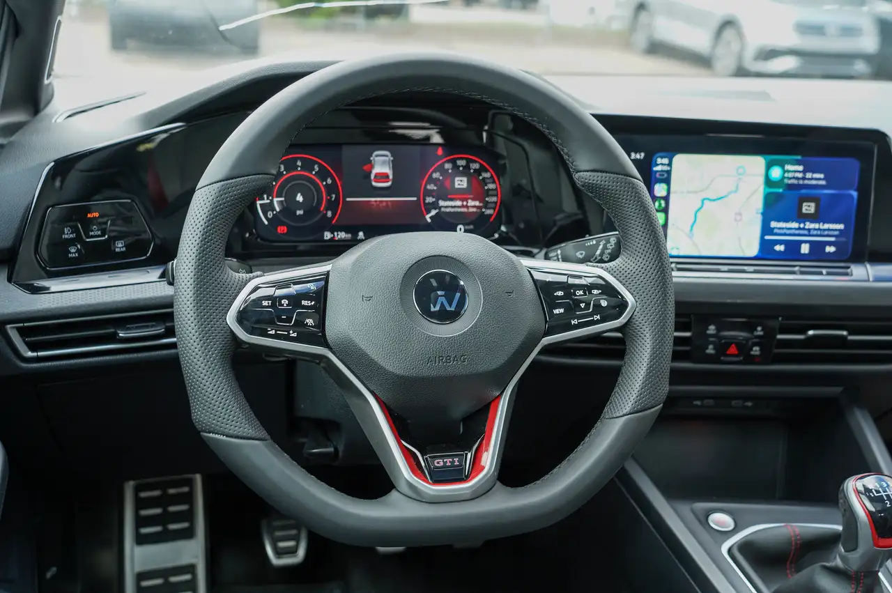 Volkswagen Golf GTI снимка Volkswagen Golf GTI