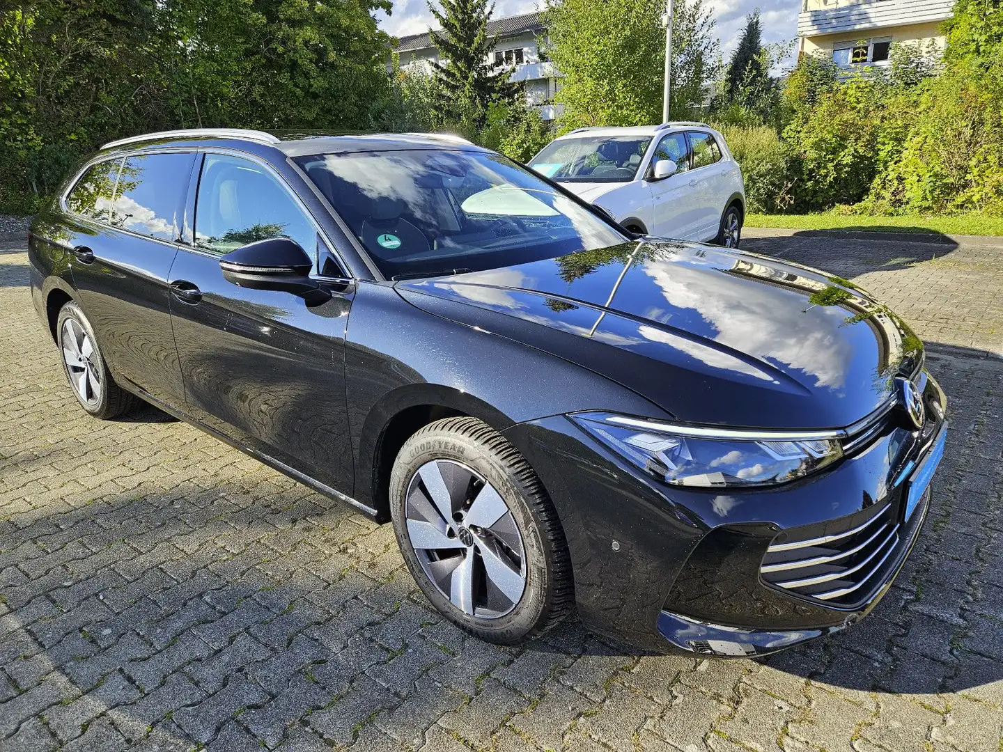 Volkswagen Passat Variant Business 1.5 eTSI DSG AHK Navi Schwarz - 2