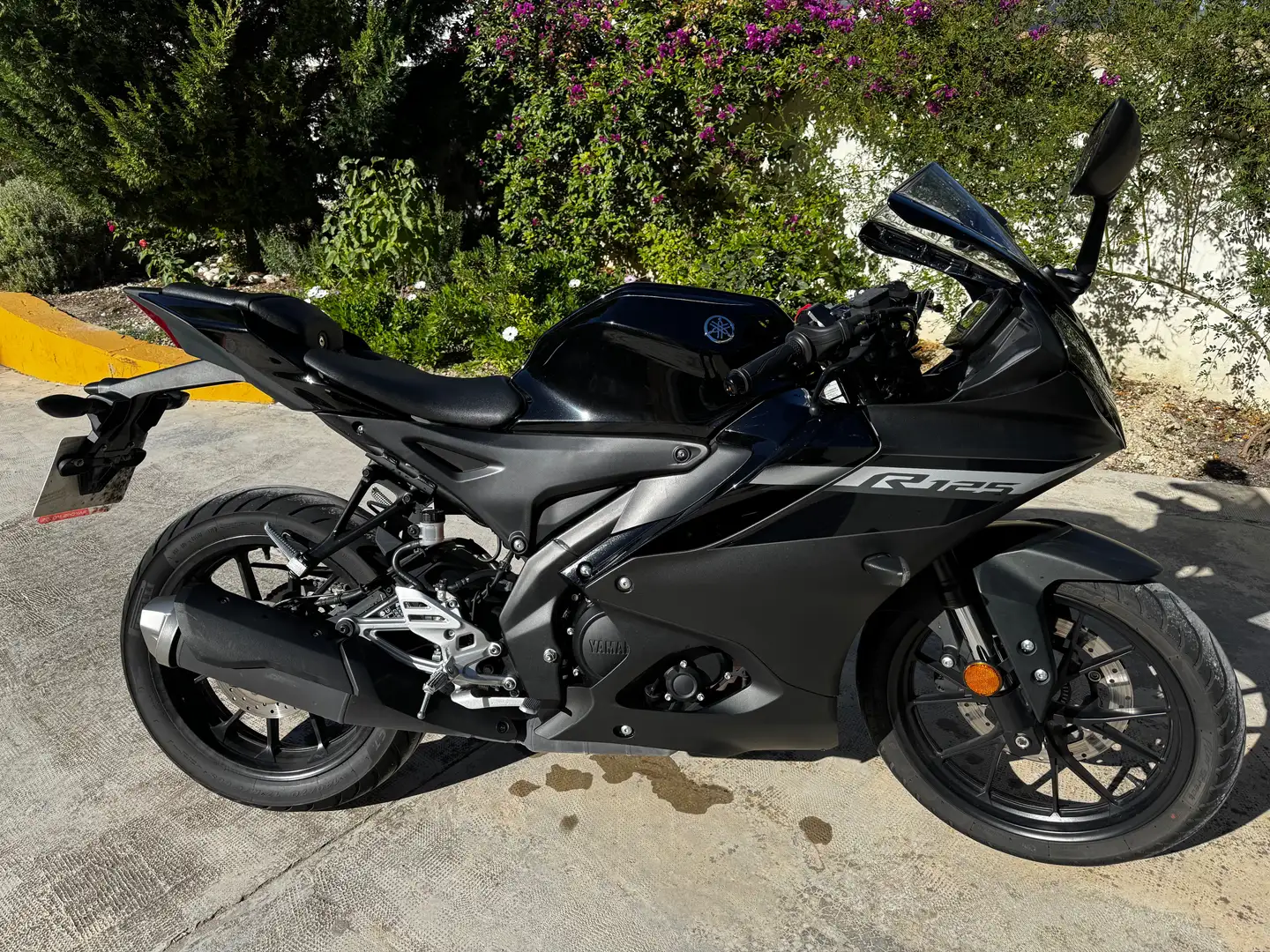 Yamaha YZF-R125 Negro - 2