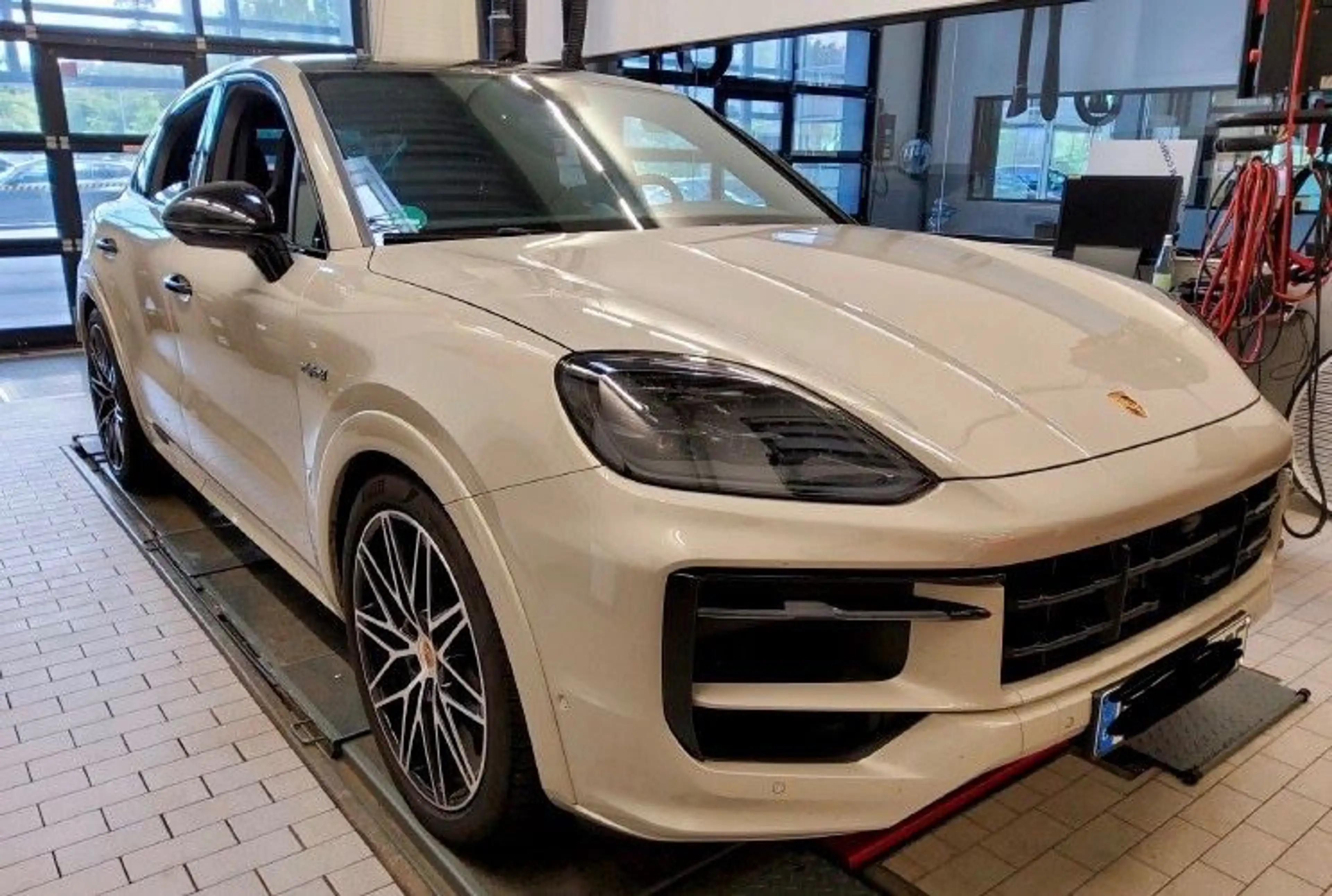 Porsche Cayenne E-Hybrid Coupé SpDes Burmes Inno 22" AHK — photo 2