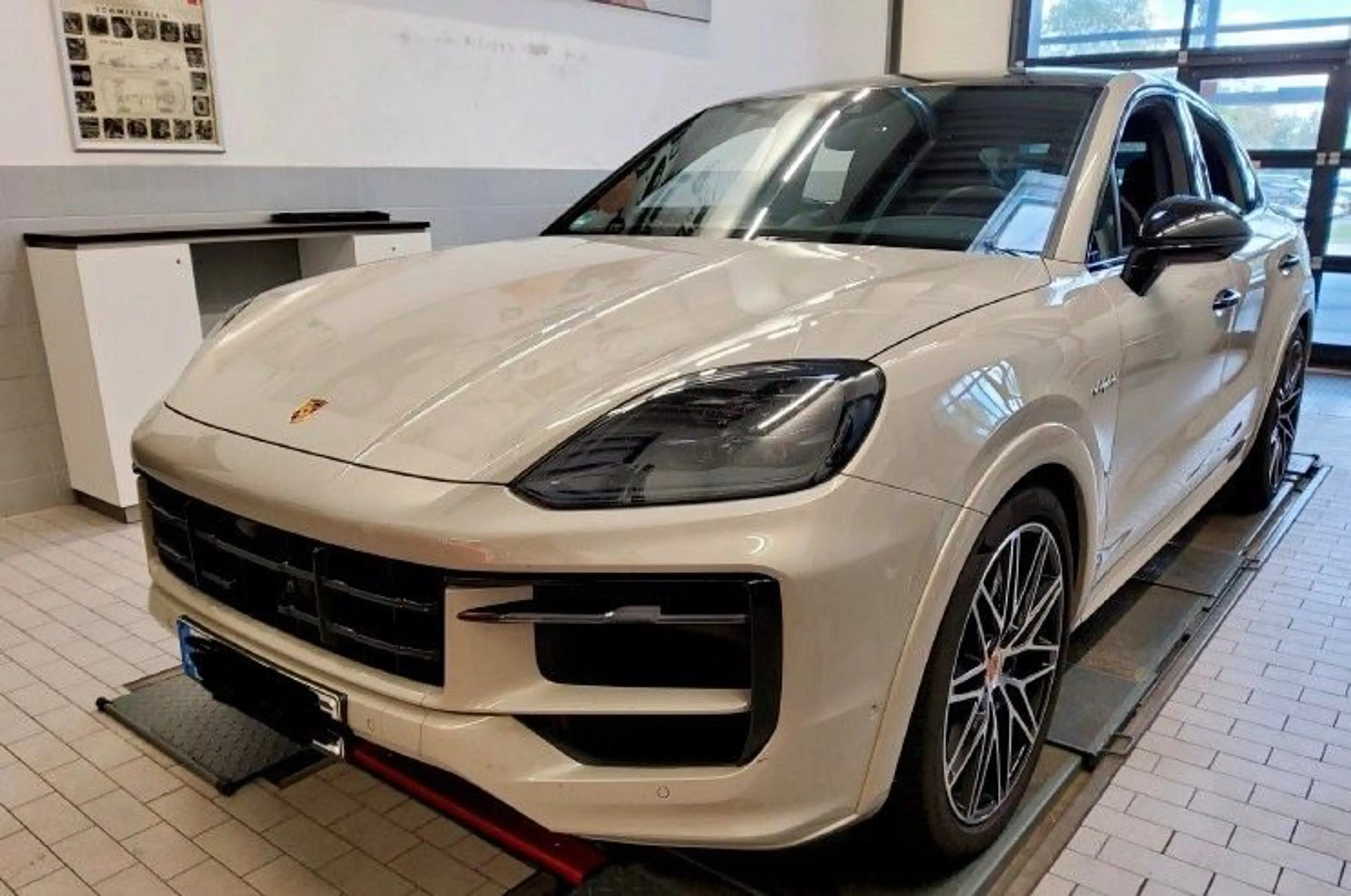 Porsche Cayenne E-Hybrid Coupé SpDes Burmes Inno 22" AHK