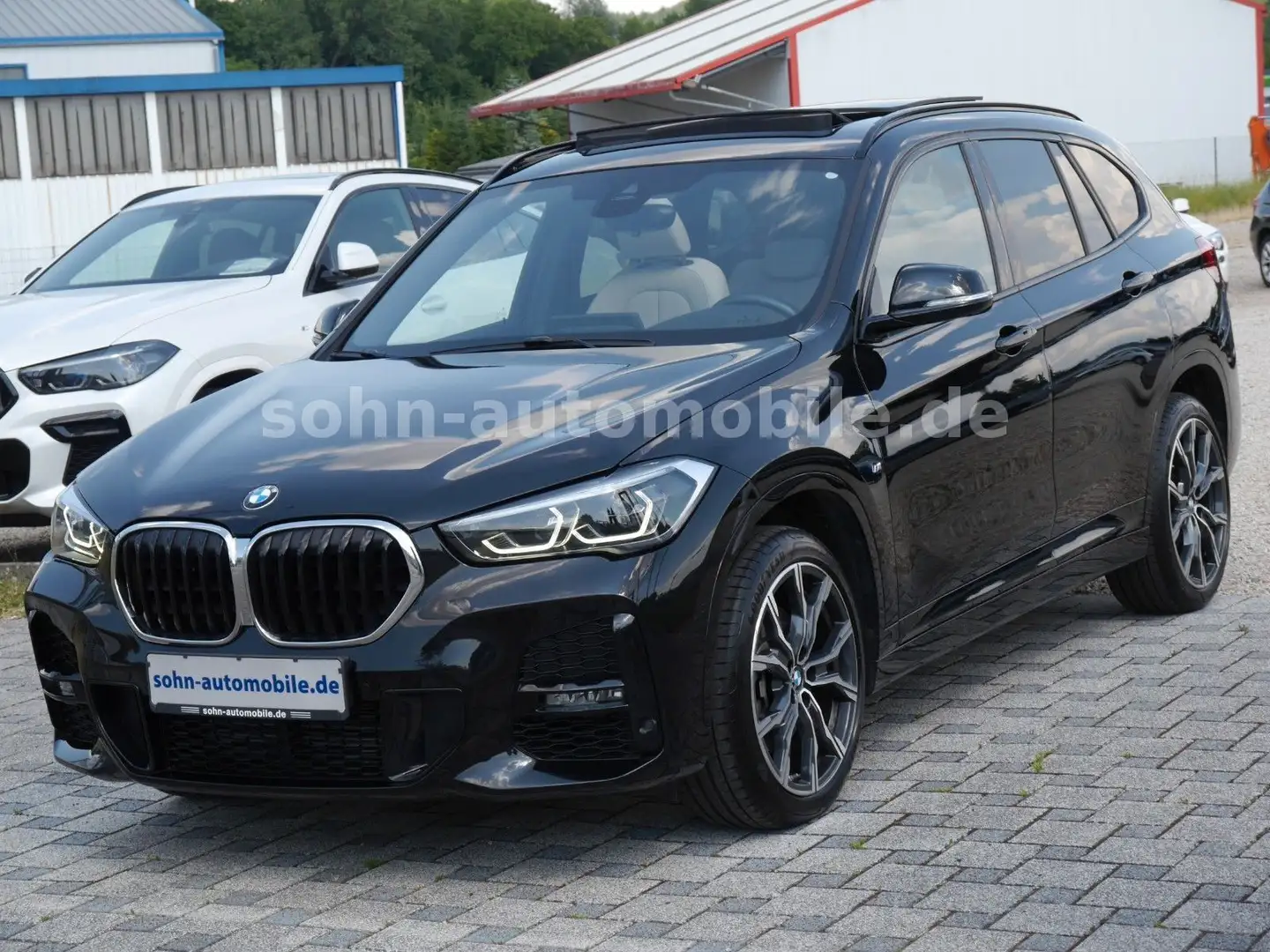 BMW X1 xDriv 20i M-Sport Pano/Stop&Go/LED/HUD/RFK/19 Negro - 2