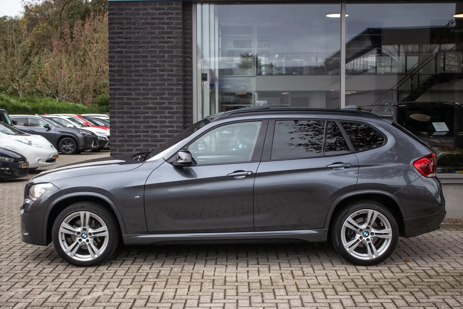 BMW X1 xDrive20i Executive - Pano dak | Leder | Navigatie Gris - 2