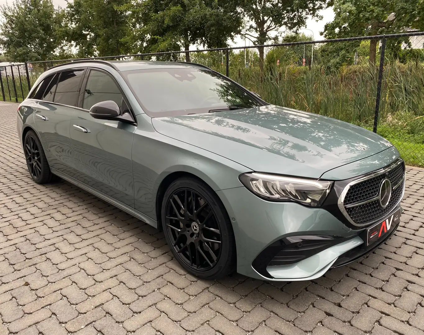 Mercedes-Benz E 300 e 9G Plug-in AMG NIGHT HERFST ACTIES Groen - 1