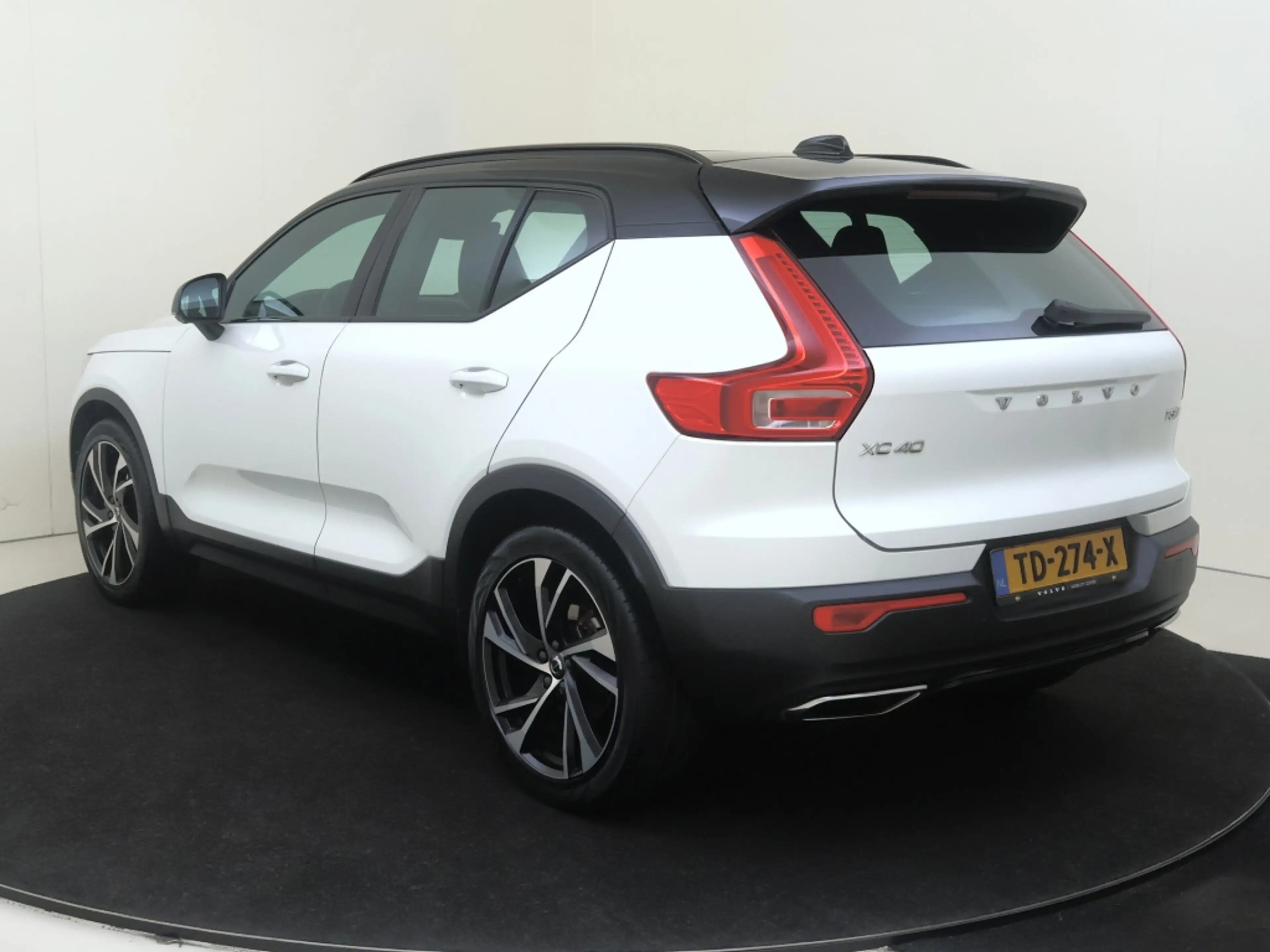 Volvo XC40 2.0 T5 AWD R-Design Inscription. Edition. | Warmte — photo 4