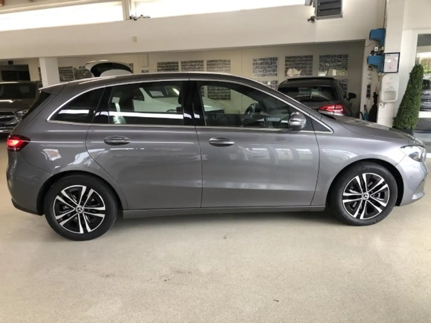 Mercedes-Benz B 180 +Modelljahr 2024+Progressive Line Advanced+Winter- Grau - 2