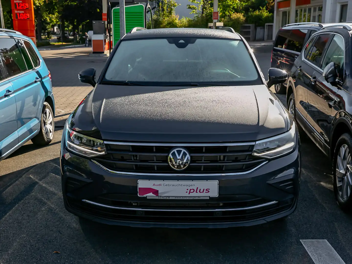 Volkswagen Tiguan 2.0 TDI Life ACC LED Navi Standheizung Grau - 2
