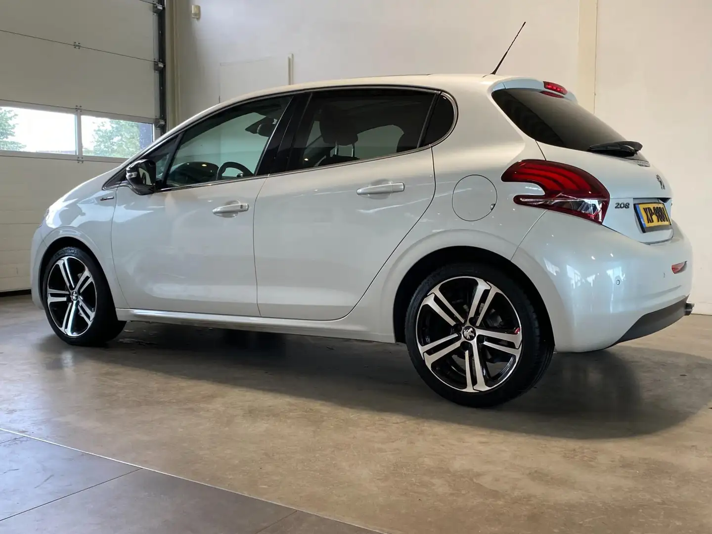 Peugeot 208 1.2 110PK Automaat GT-line Pano. 1e eig. Wit - 2
