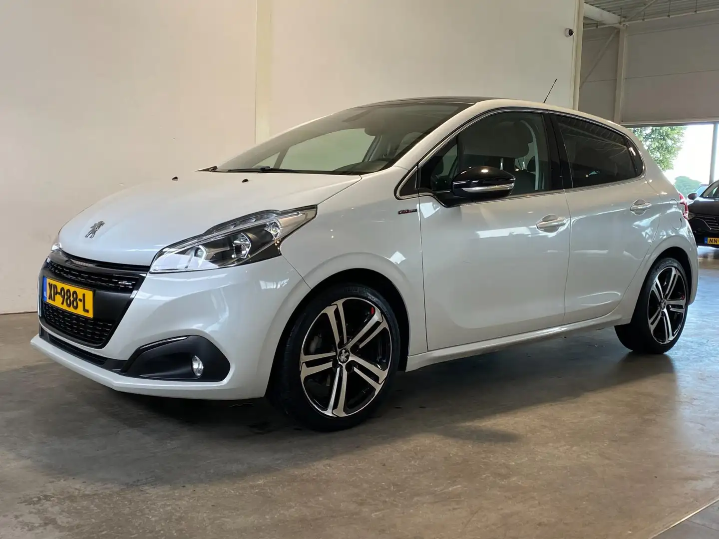 Peugeot 208 1.2 110PK Automaat GT-line Pano. 1e eig. Wit - 1