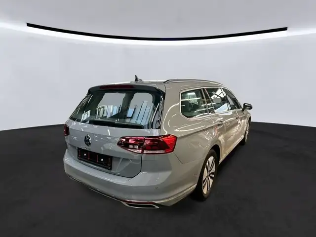 Volkswagen Passat view 5