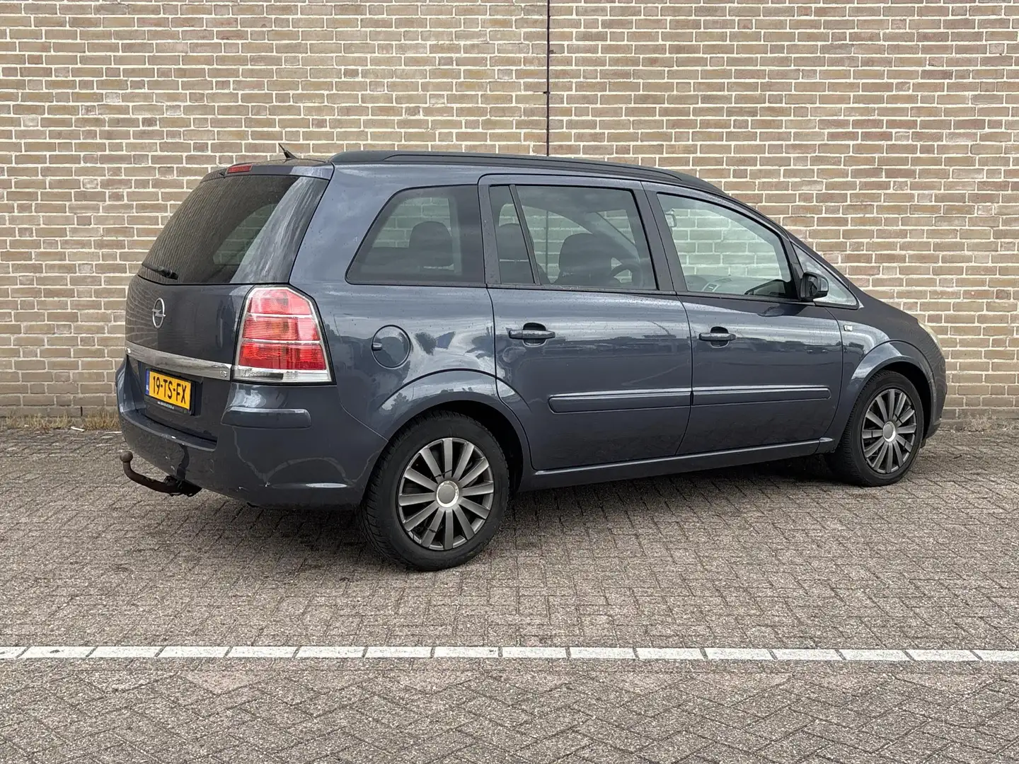 Opel Zafira 1.8 Enjoy | 7 Persoons | Airco | Cruise | Trekhaak Grijs - 2