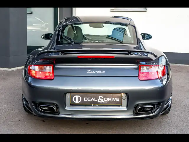 Porsche 911 view 4
