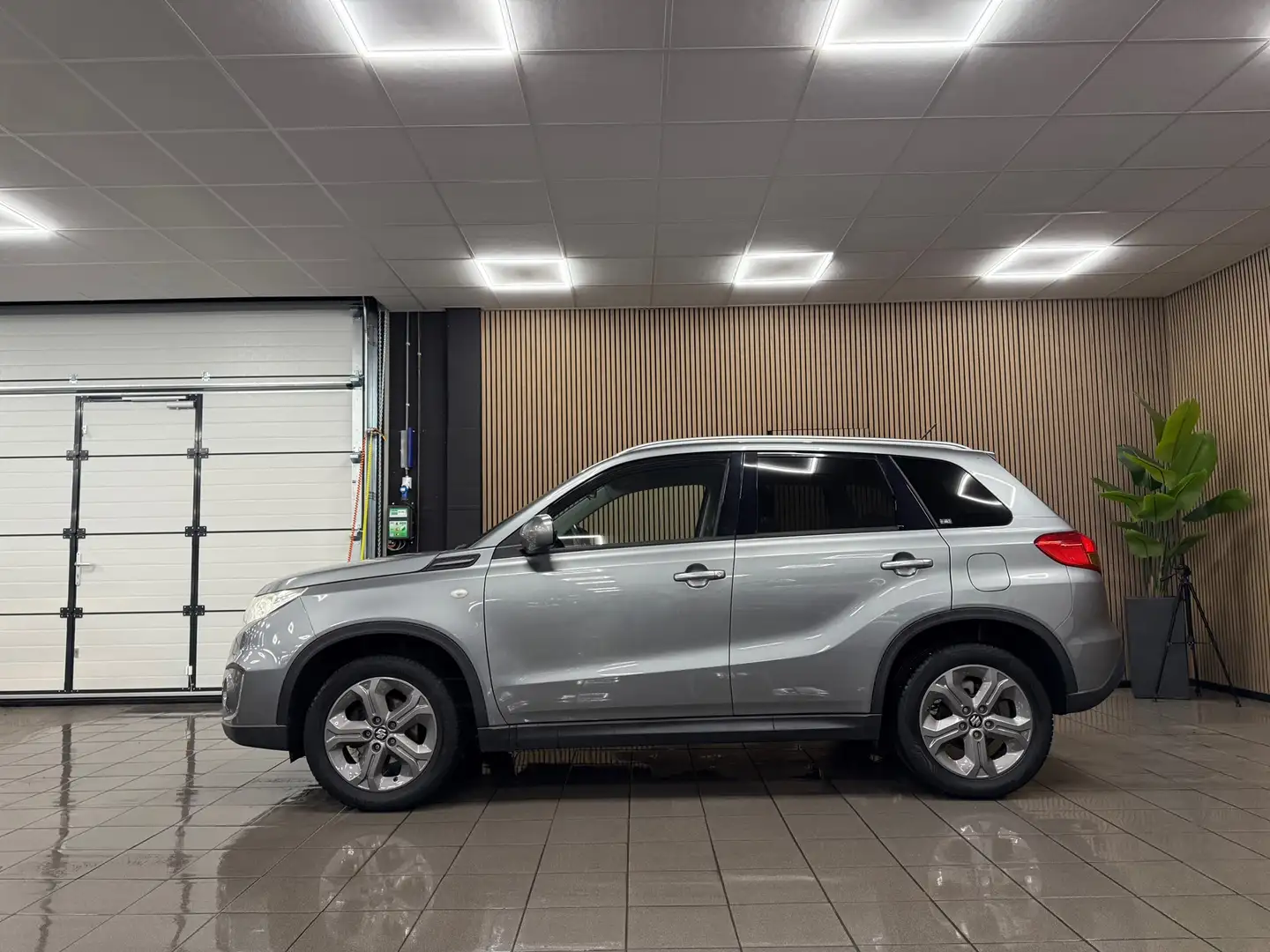 Suzuki Vitara 1.6 Exclusive * Dealer onderhouden / Trekhaak / Ca Grijs - 2