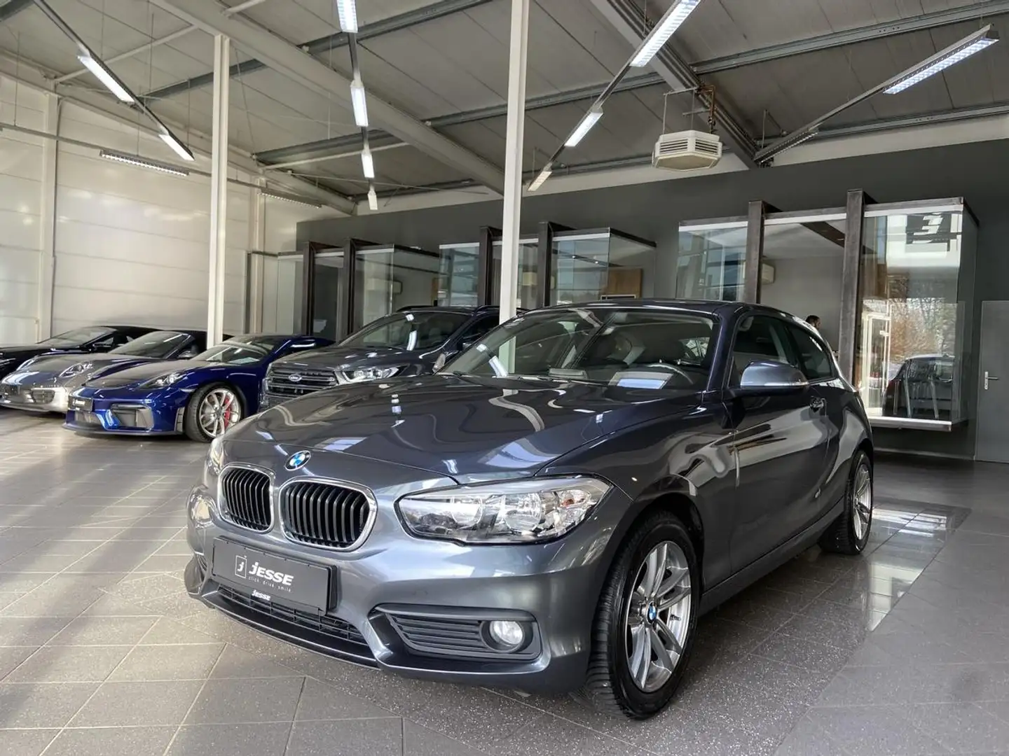 BMW 118 i Advantage PDC Tempomat SHZ Grau - 1