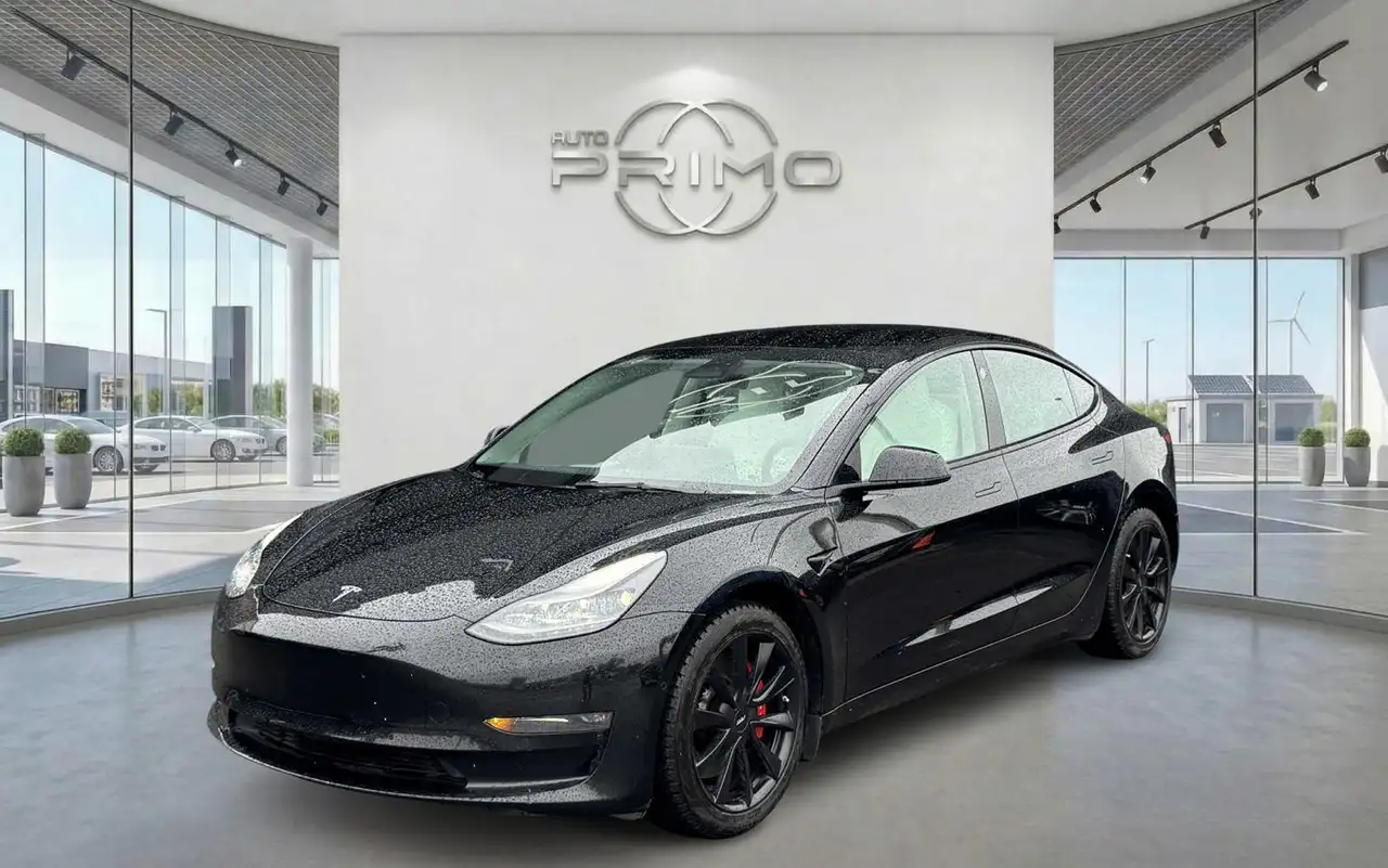Tesla Model 3 снимка Tesla Model 3