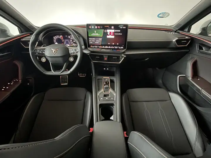 Cupra León Sportstourer 1.5 eTSI DSG 2025, foto 4