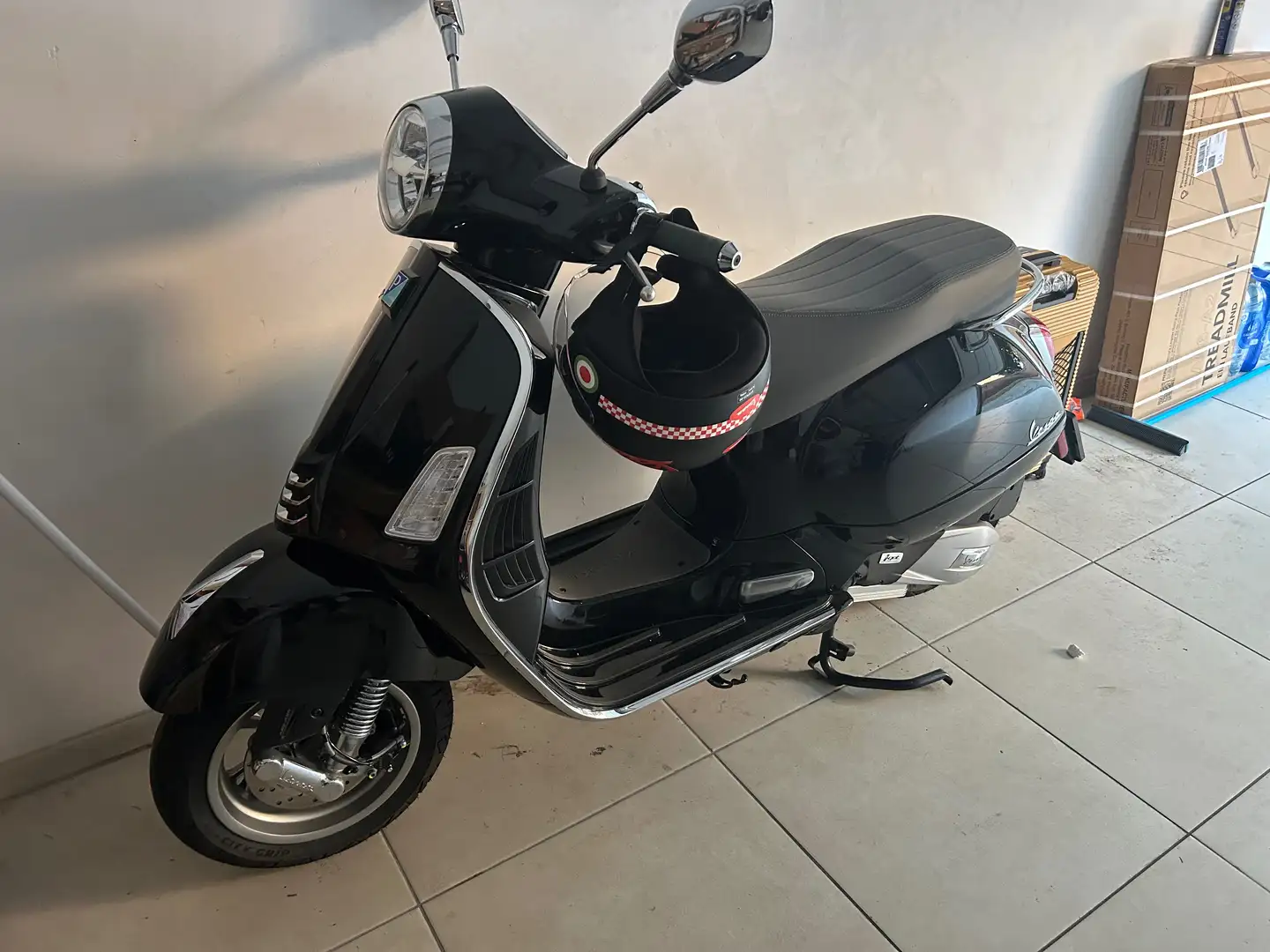 Vespa GTS 125 Zwart - 1
