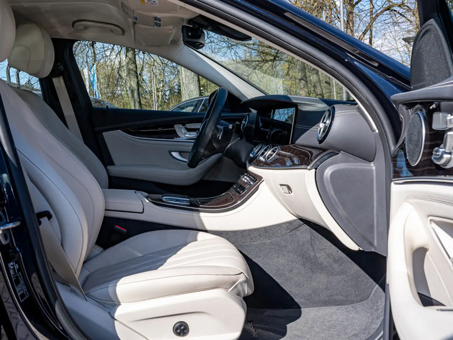 Mercedes-Benz E 300 e AMG-Sport/LED/Cam/Distr/Leder/Ambi/DAB Blauw - 2