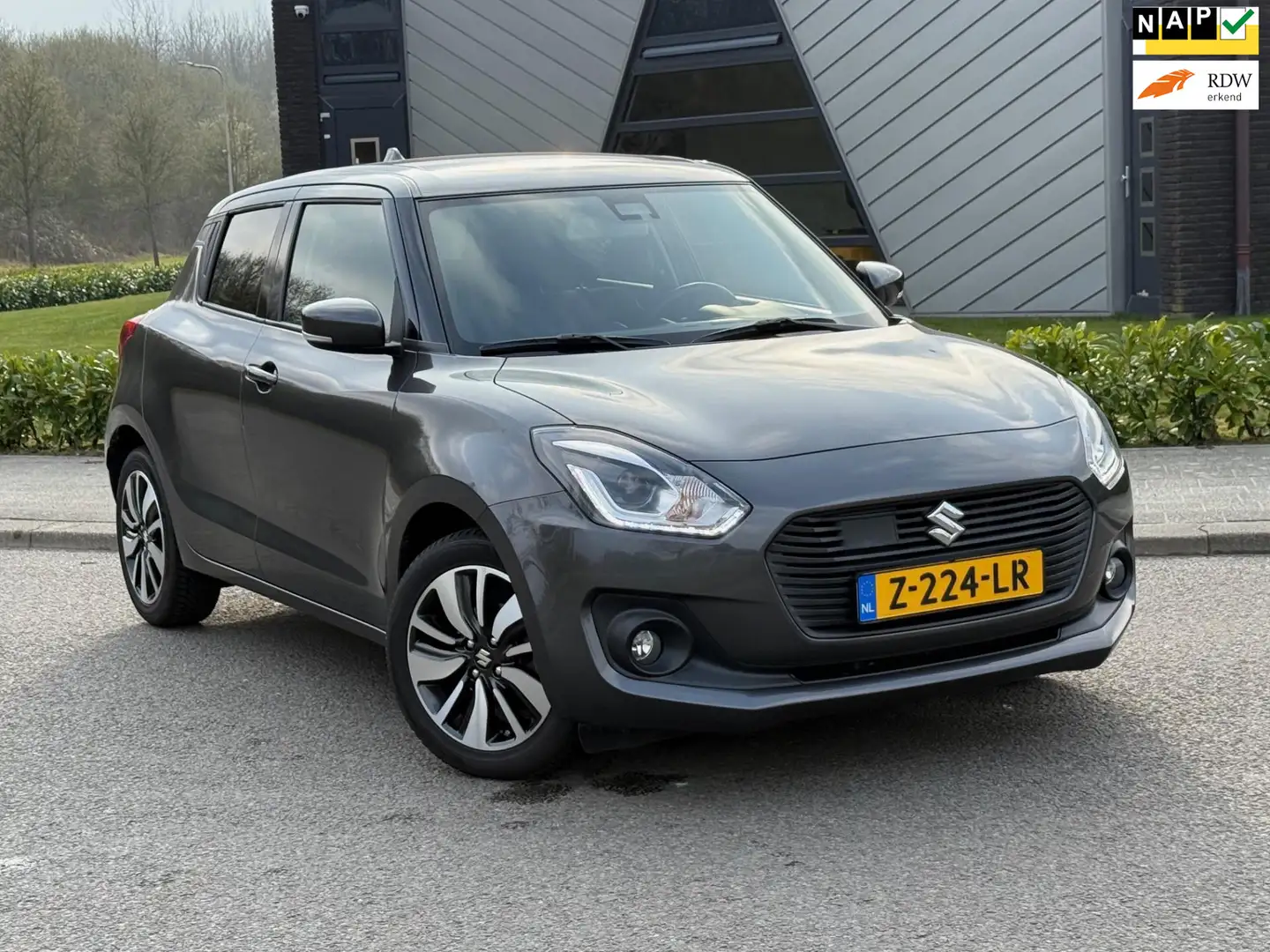 Suzuki Swift 1.0 Automaat Stijl | Clima | Navi | stoelverwarmin Grijs - 1