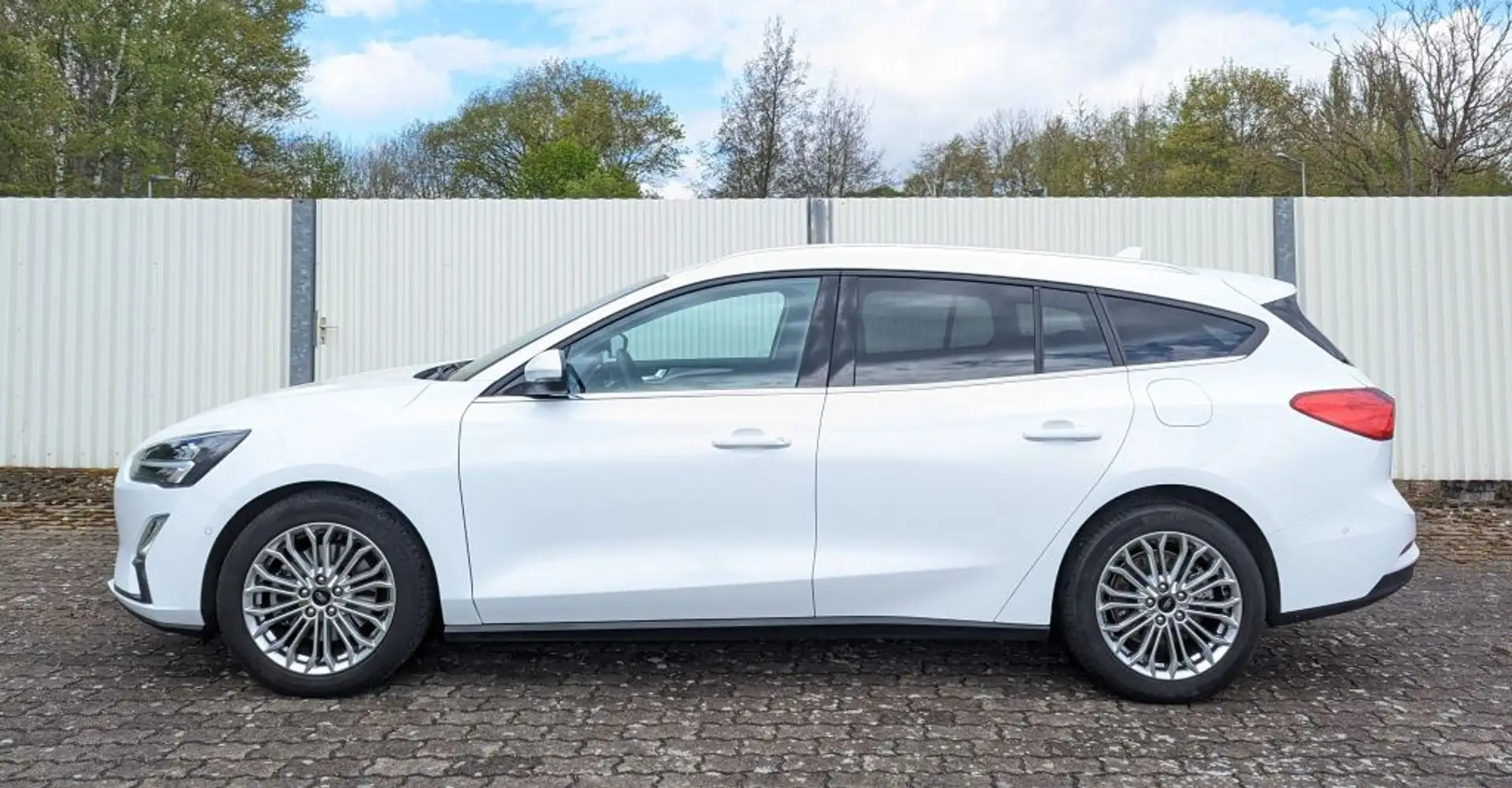 Ford Focus Turnier 1.5l EcoBoost Aut. TITANIUM RFK+LED+BLIS Weiß - 2
