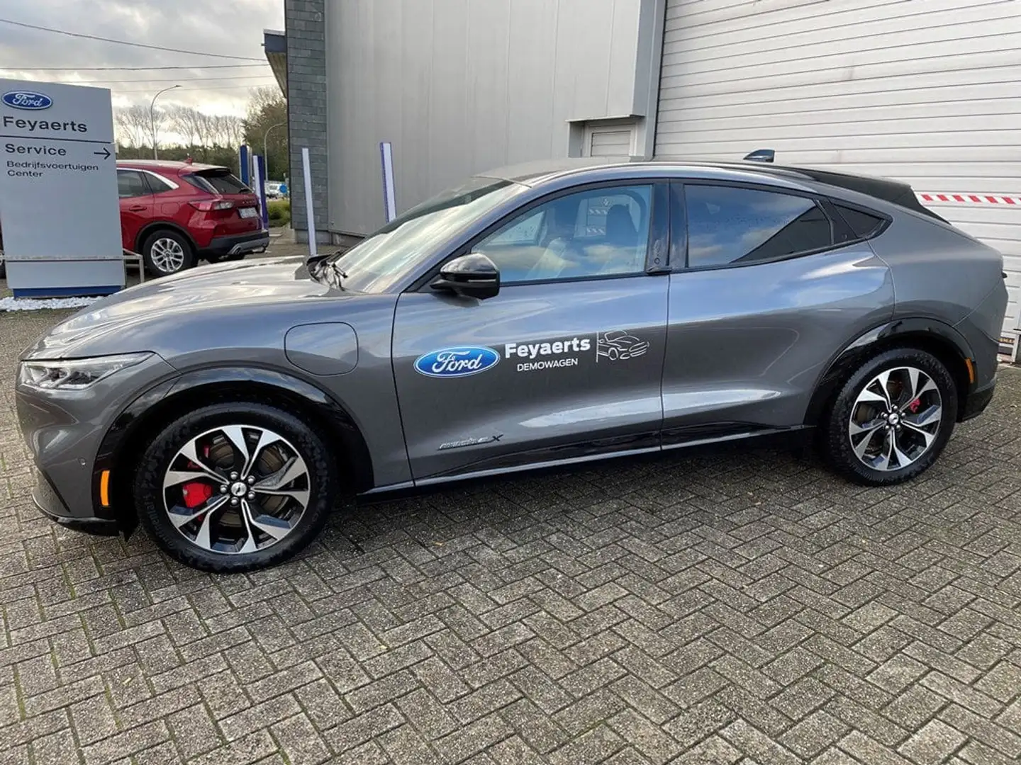 Ford Mustang Mach-E DEMOWAGEN*PREMIUM RWD 99KWH*CARBONIZED GREY - 2