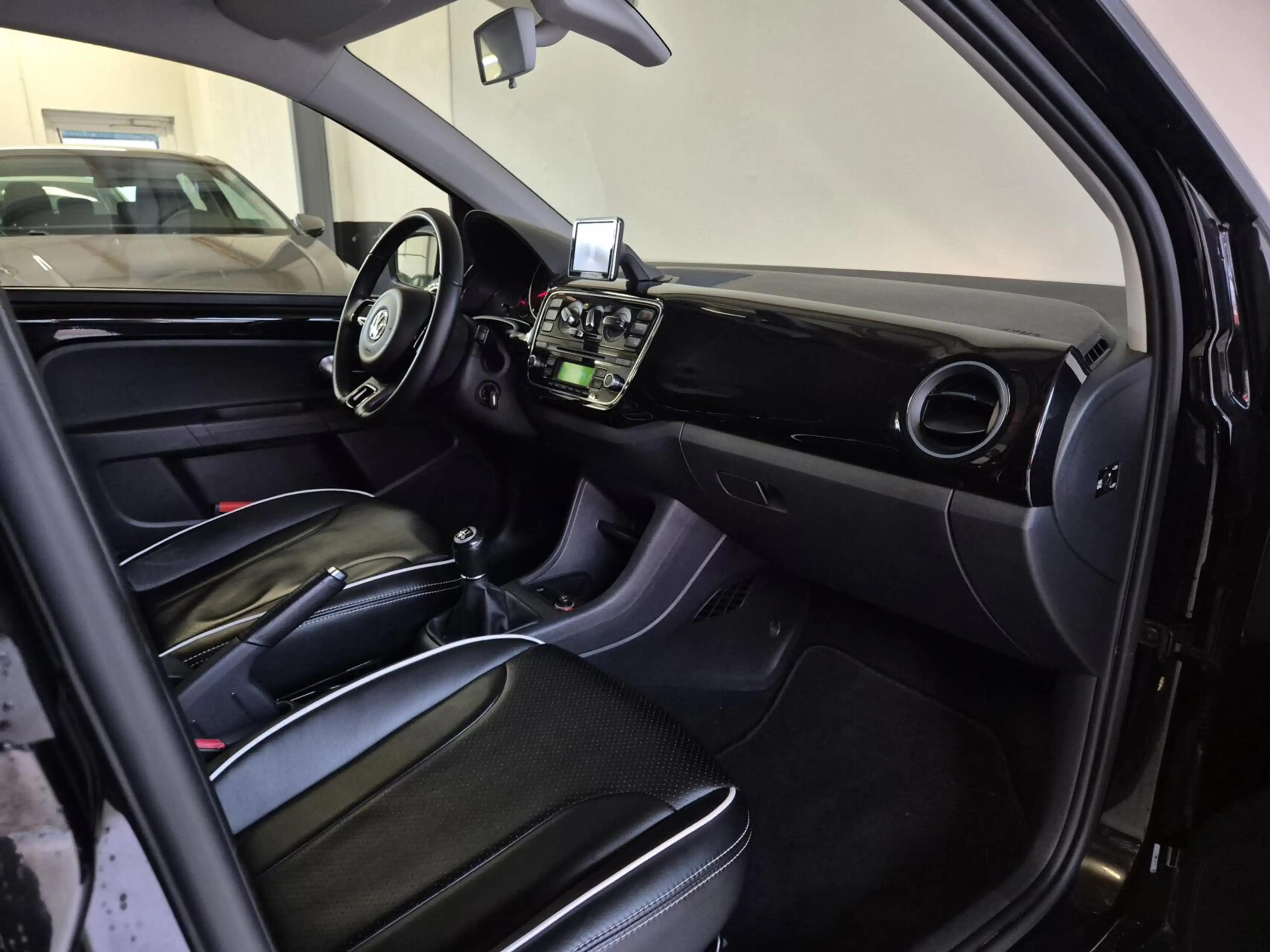 Volkswagen up! 1.0 high up! / Leren Bekleding / Cruisecontrol — photo 4