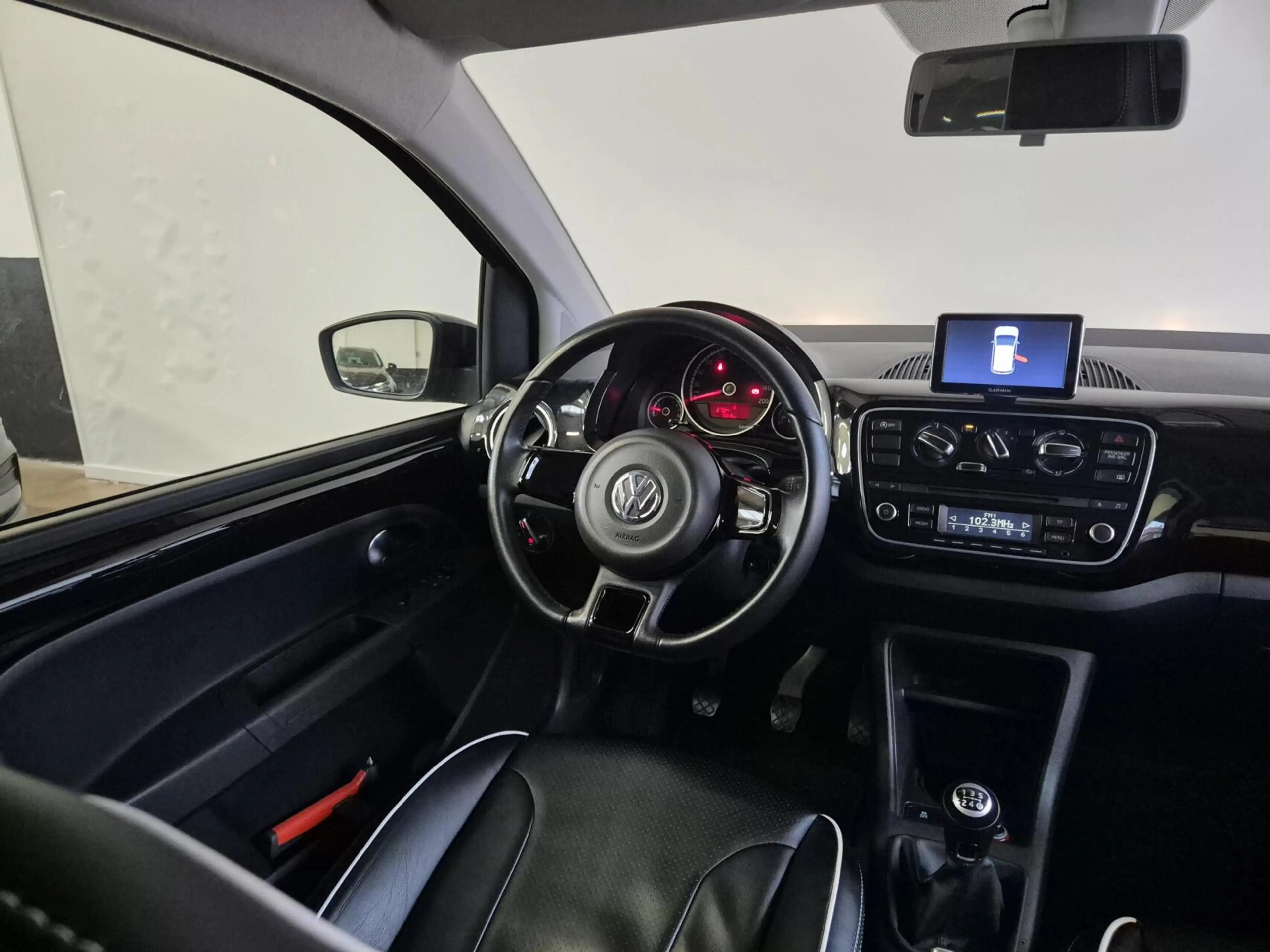 Volkswagen up! 1.0 high up! / Leren Bekleding / Cruisecontrol — photo 6