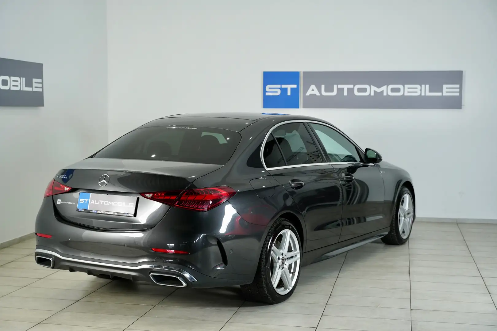 Mercedes-Benz C 300 e Aut. // 1.BESITZ // AMG-LINE // LEDER // AHK // Schwarz - 2