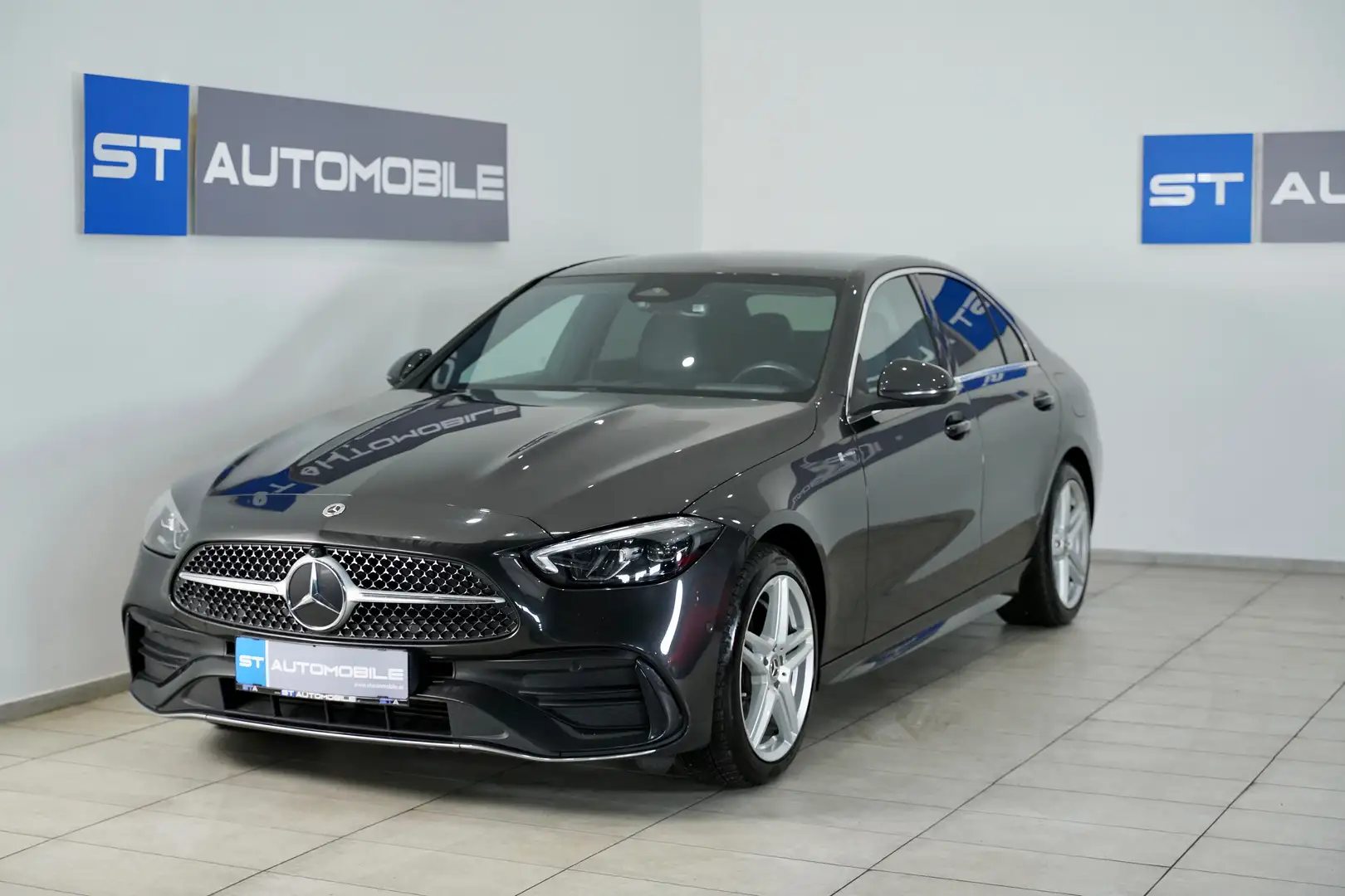 Mercedes-Benz C 300 e Aut. // 1.BESITZ // AMG-LINE // LEDER // AHK // Schwarz - 2