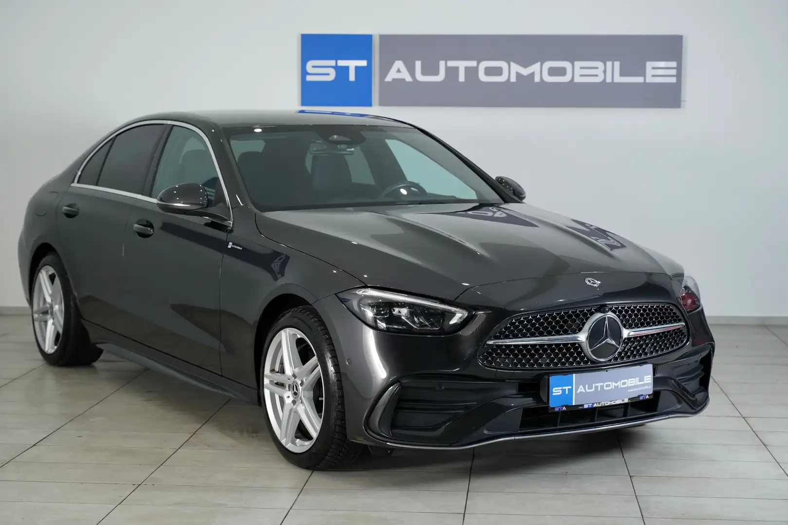 Mercedes-Benz C 300 e Aut. // 1.BESITZ // AMG-LINE // LEDER // AHK // Schwarz - 1