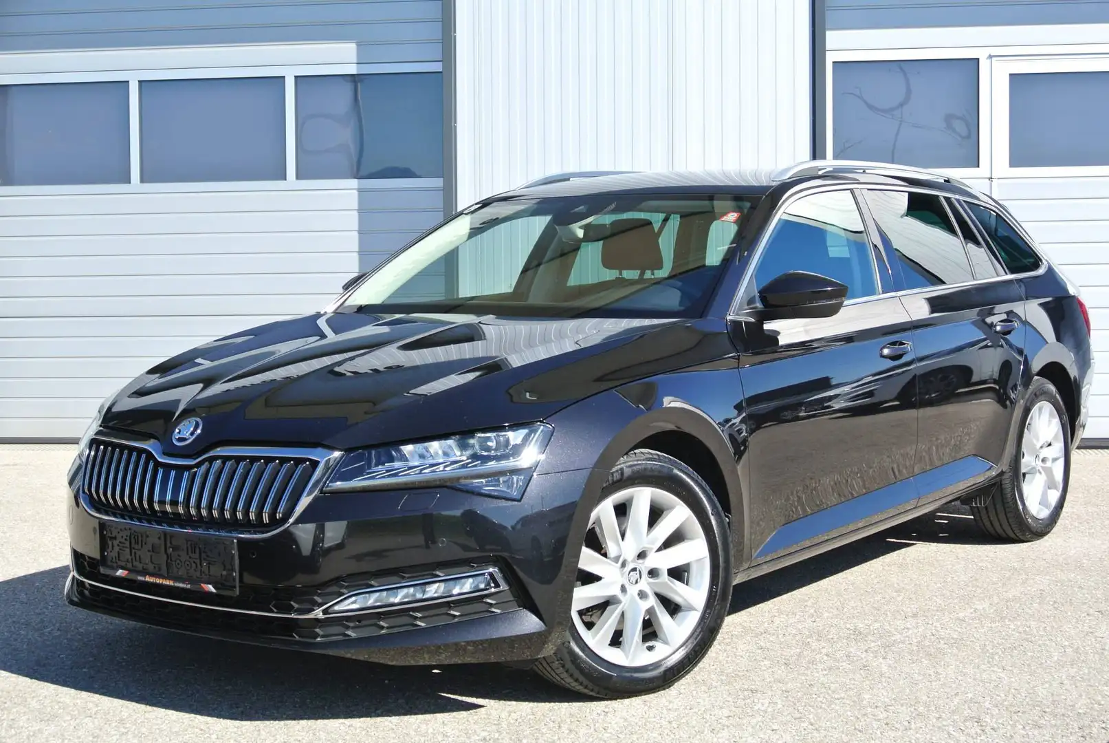 Skoda Superb Kombi 2.0 TDI DSG ** Style ** Winterpaket * AHK * NAVI * KAMERA *ACC Schwarz - 1