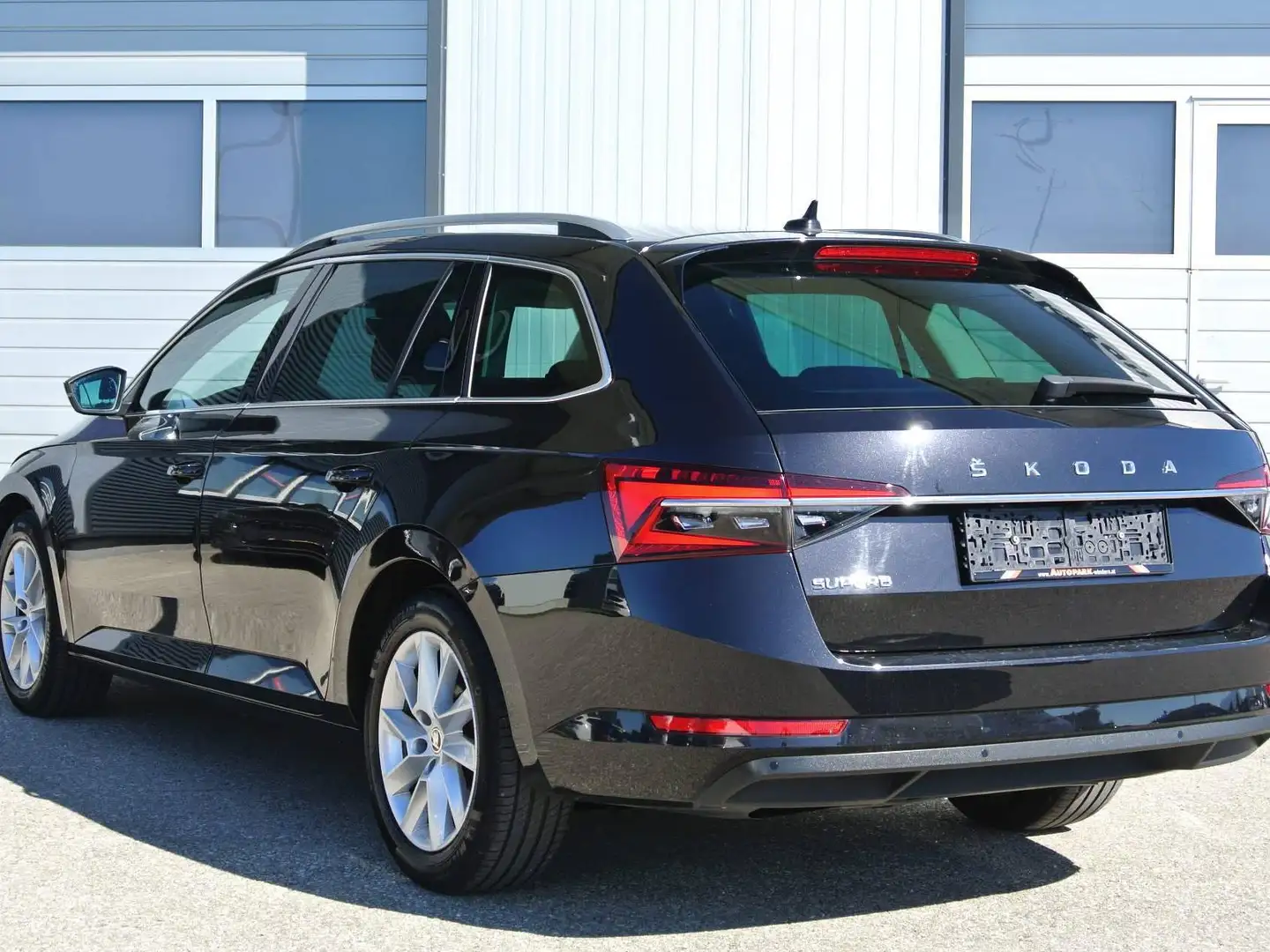 Skoda Superb Kombi 2.0 TDI DSG ** Style ** Winterpaket * AHK * NAVI * KAMERA *ACC Schwarz - 2